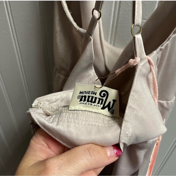 New show Me Your Mumu Veronica Cowl Satin Dress with a ring attached medium - Picture 7 of 7